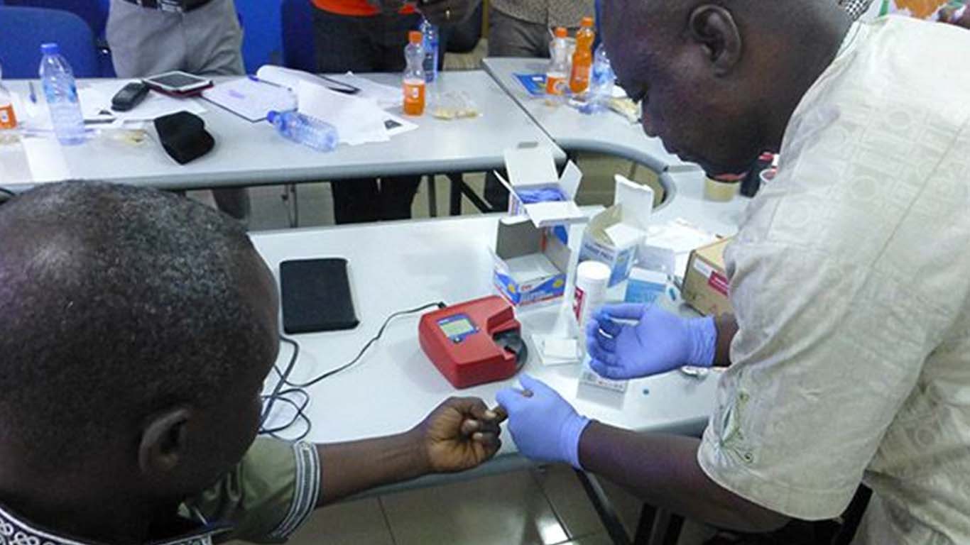 Ilustrasi pemeriksaan kesehatan menggunakan alat Point of Care Testing (POCT)