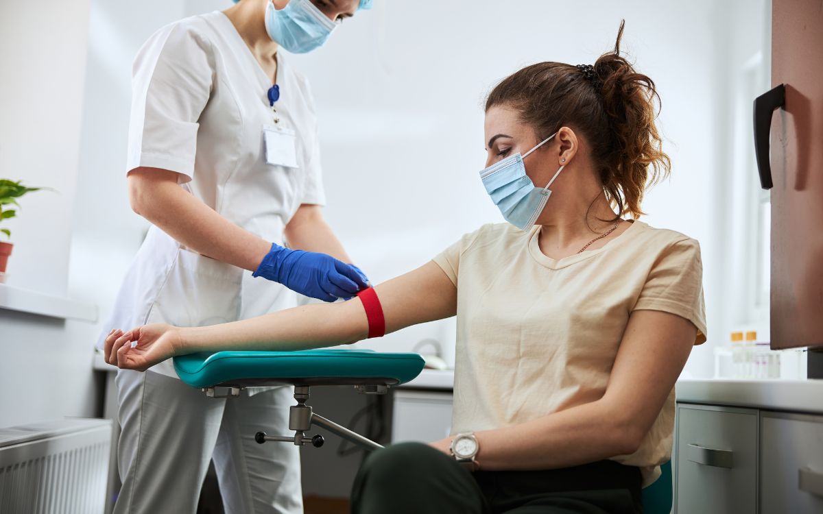 Phlebotomist sedang mengambil darah